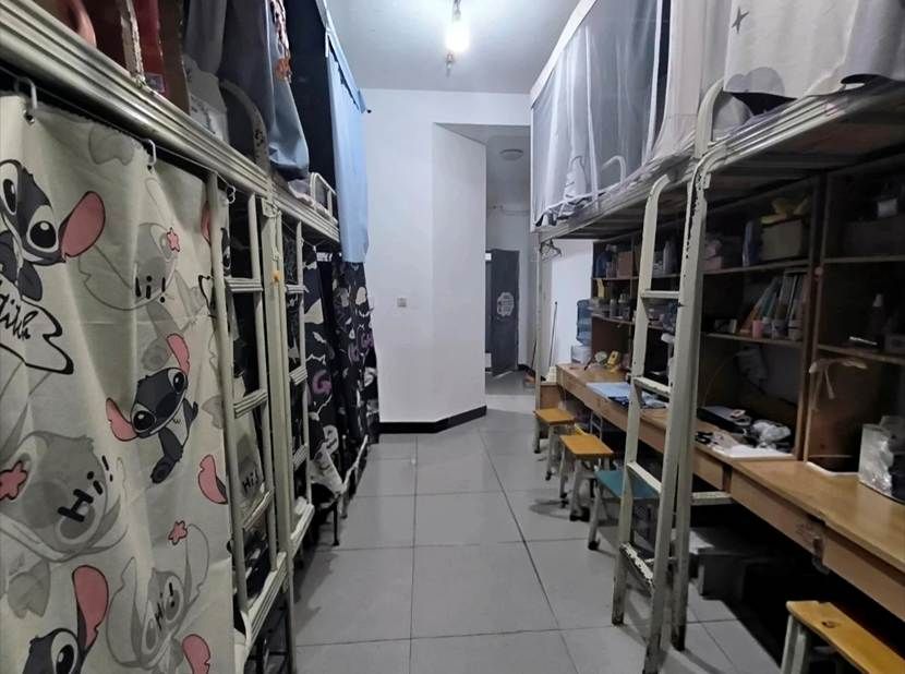 房间的摆设布局 AI 生成的内容可能不正确。