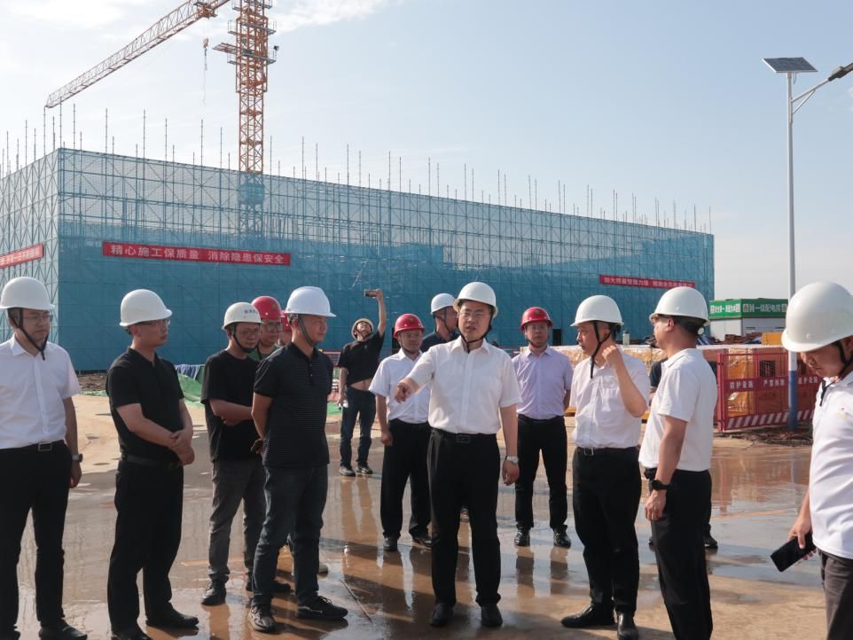 新津区区长胡建平督导我校新校区建设项目大气污染防治工作