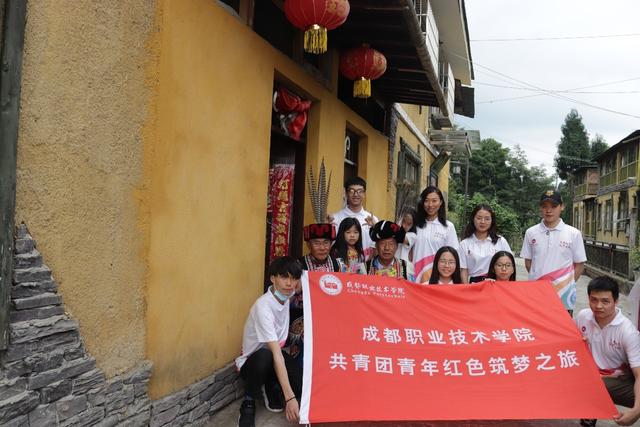 探访云朵上的民族,成职共青团助力藏羌绣作品走出“深闺”