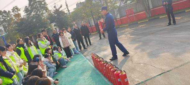 地上有许多人 AI 生成的内容可能不正确。