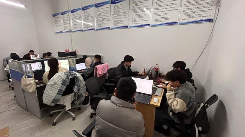 人们在看台上的人在房间里 AI 生成的内容可能不正确。