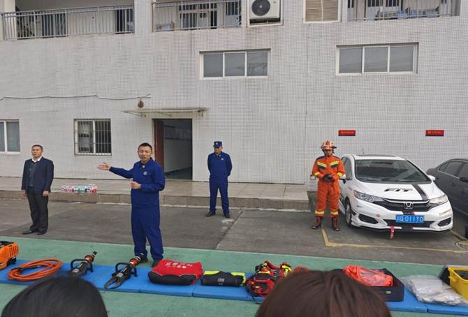 一群小孩在表演 AI 生成的内容可能不正确。